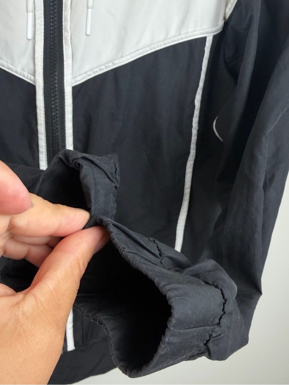 Nike Women’s Black / White Full Zip Hooded Side Pockets Windrunner Jacket Sz XS - Picture 6 of 12
